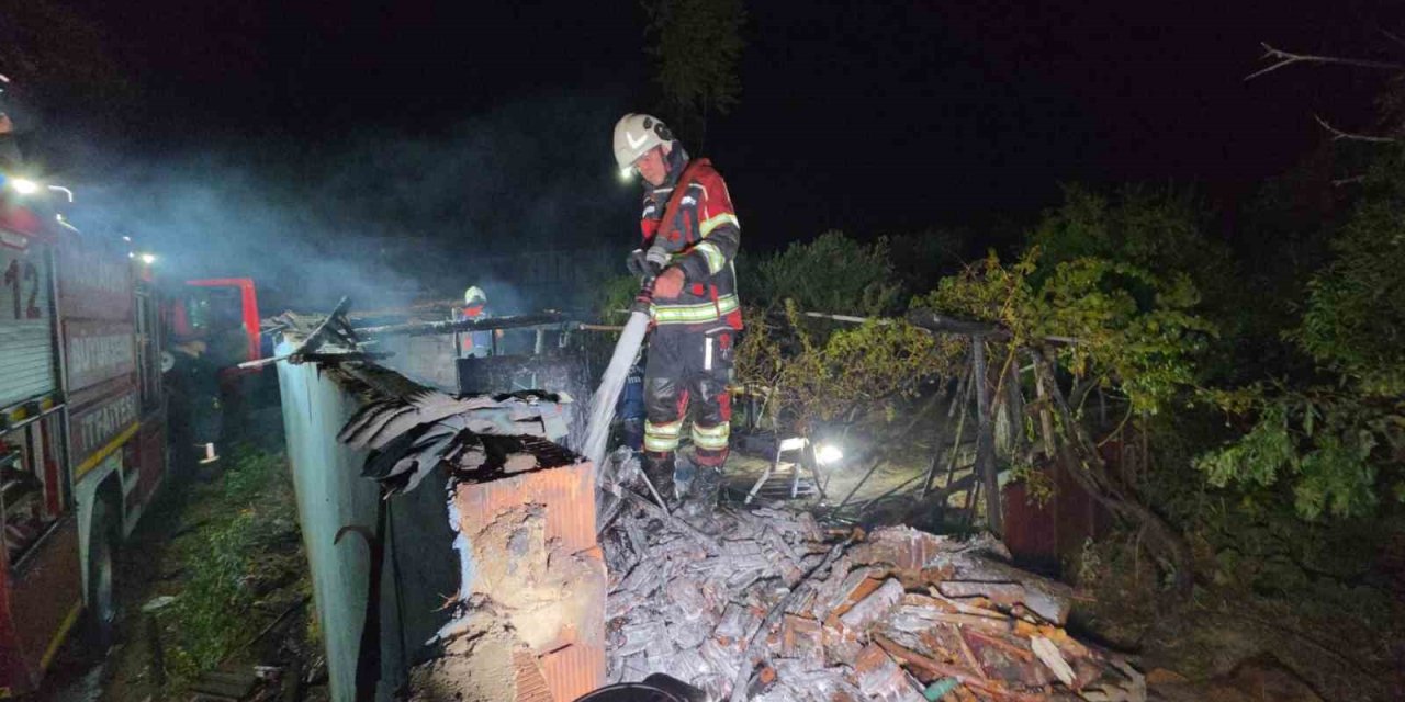 Odunlukta çıkan yangın eve sıçradı