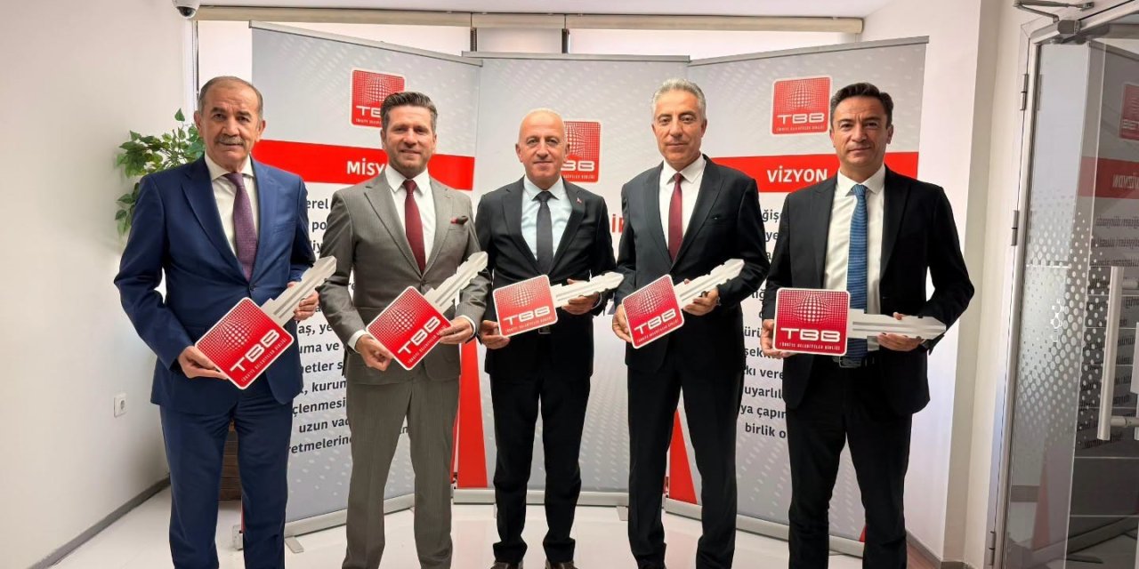 Tavas Belediyesine 22 tonluk yeni ekskavatör kazandırıldı