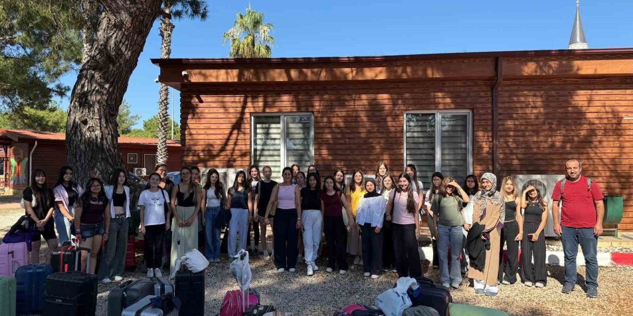 Aydınlı gençler ücretsiz gençlik kampı için Antalya yolcusu