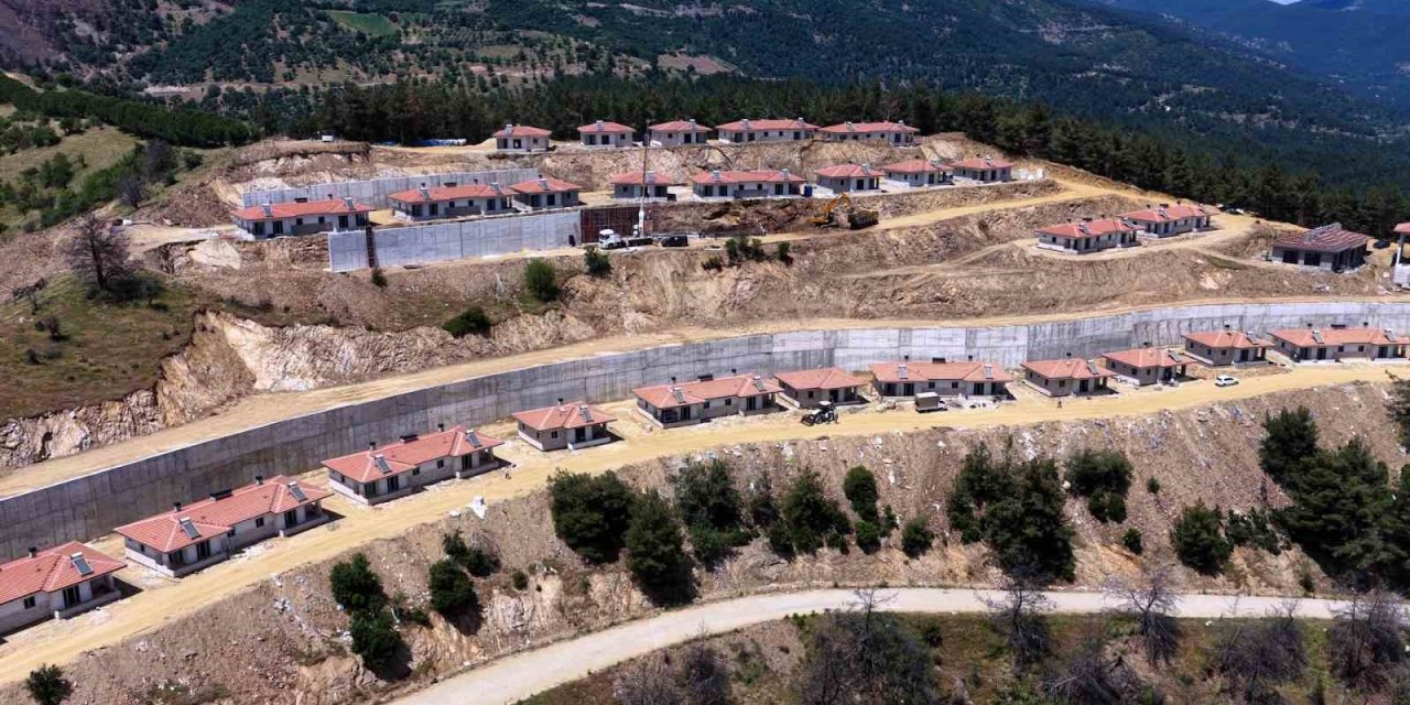 Ödemiş’te yangında zarar gören konutlar yeniden yapılarak sahiplerine teslim ediliyor
