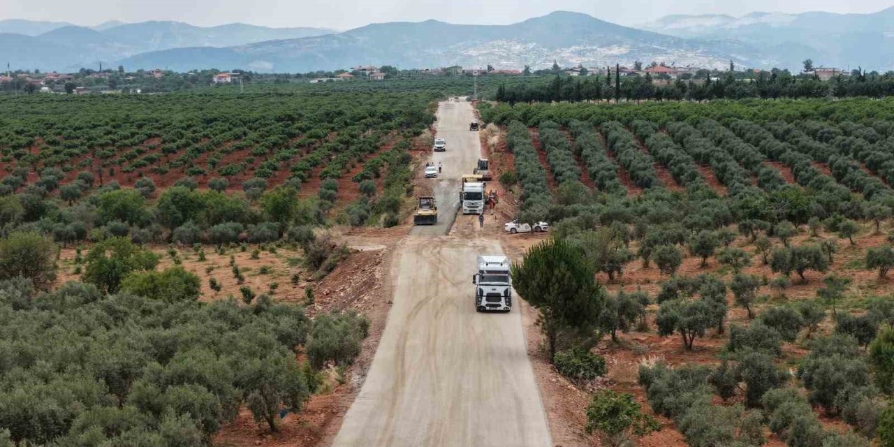Karacasu’da 20 kilometrelik yolda sathi kaplama çalışmaları başladı
