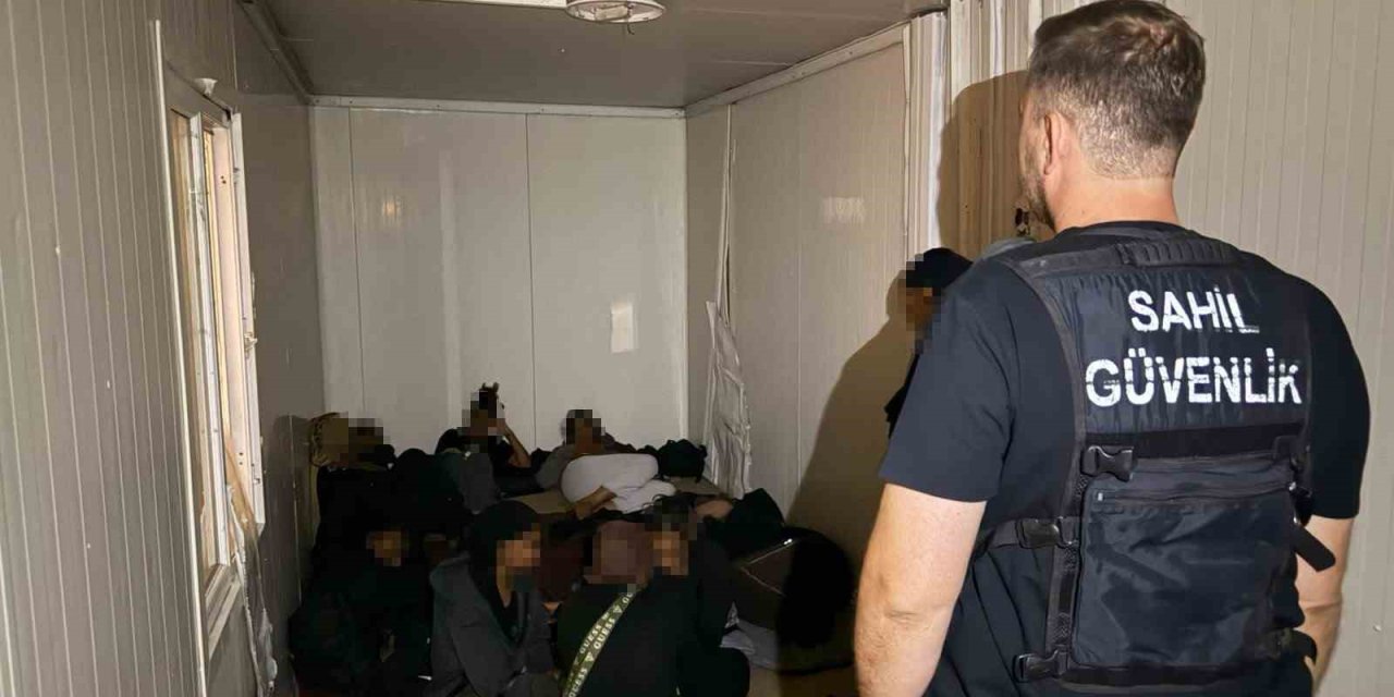 İzmir’de 54 düzensiz göçmen yakalandı