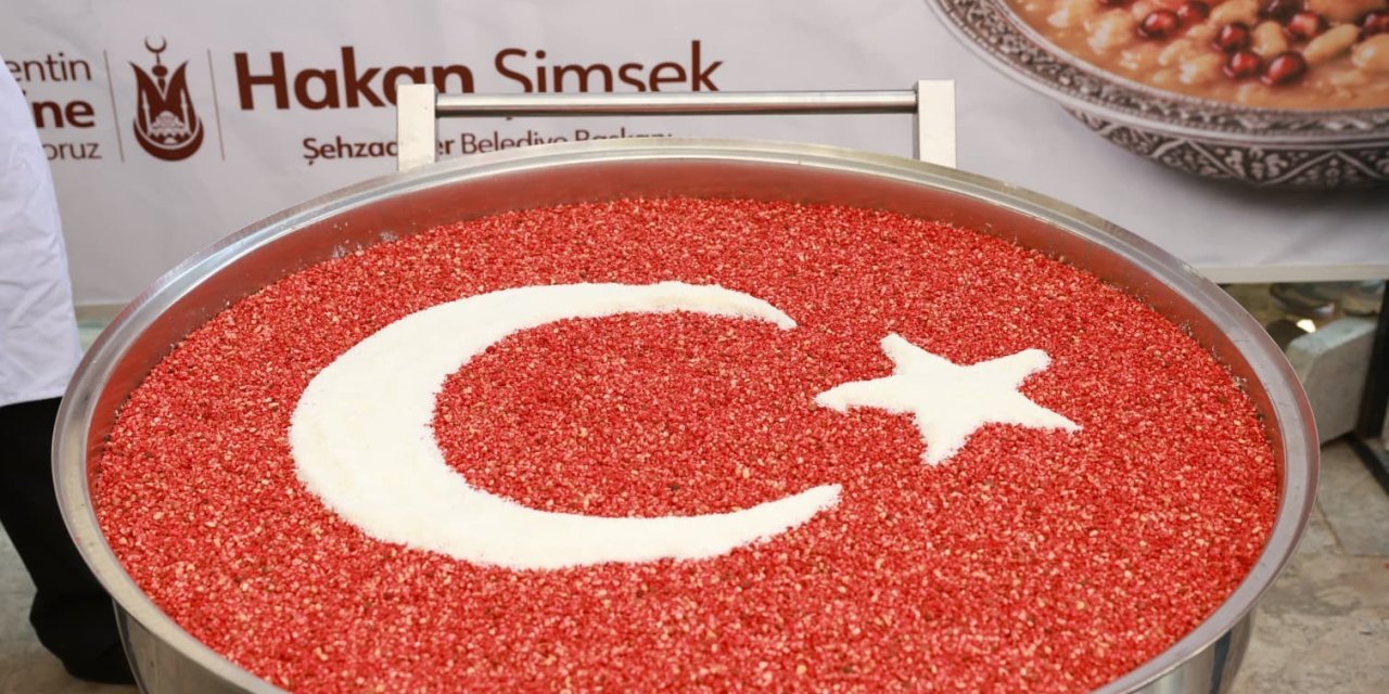 Başkan Hakan Şimşek hemşerileriyle aşure bereketini paylaştı