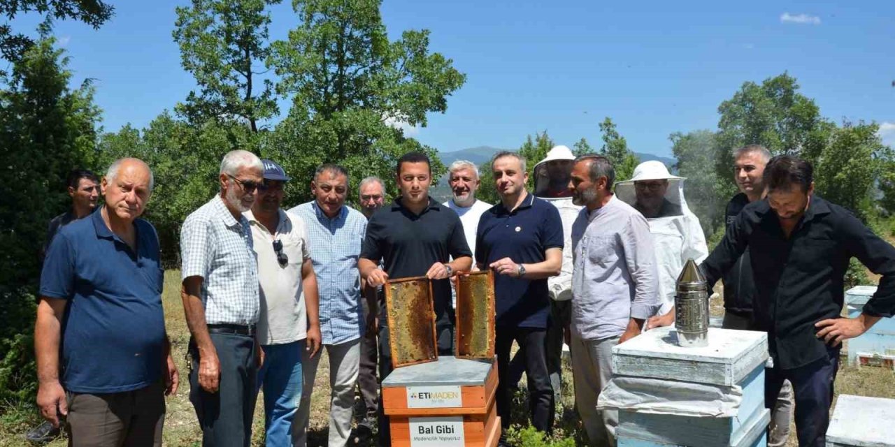 Emet Kaymakamı Başkapan, arıcılarla bir araya geldi