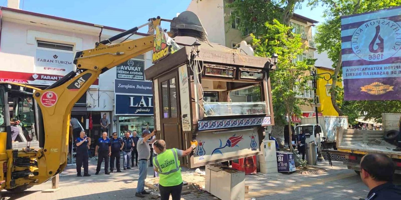 Kütahya’da büfe krizi: Esnaf kendini çatıya zincirledi, polis ve zabıta eşliğinde büfeler kaldırıldı