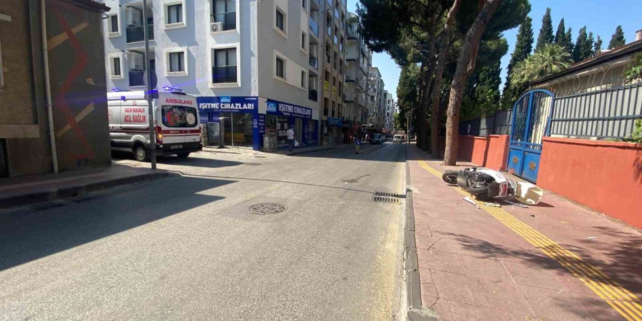 Otomobilin çarptığı motosiklet kaldırıma çıktı: 1 yaralı