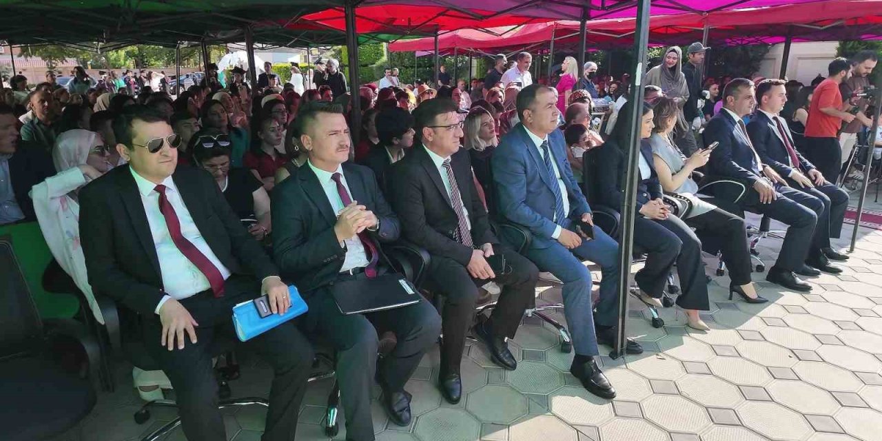 Çamelili öğrenciler kardeş okulun mezuniyet coşkusuna ortak oldu