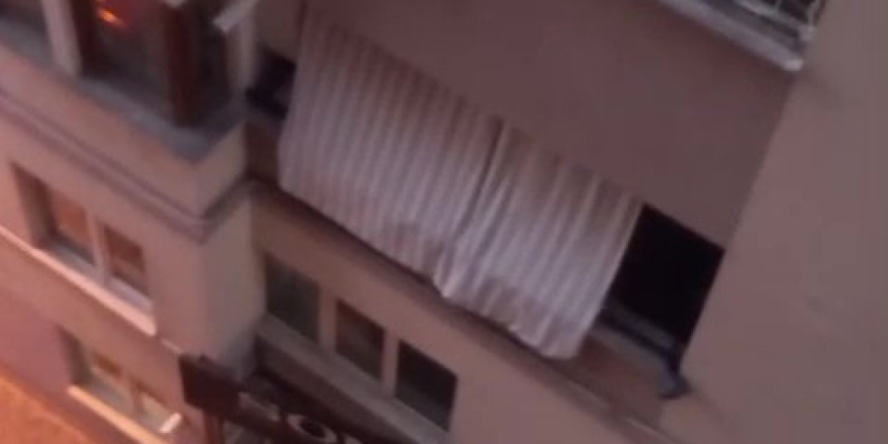 Balkon filesinde asılı kalan çocuğunu düşmesin diye dakikalarca tuttu