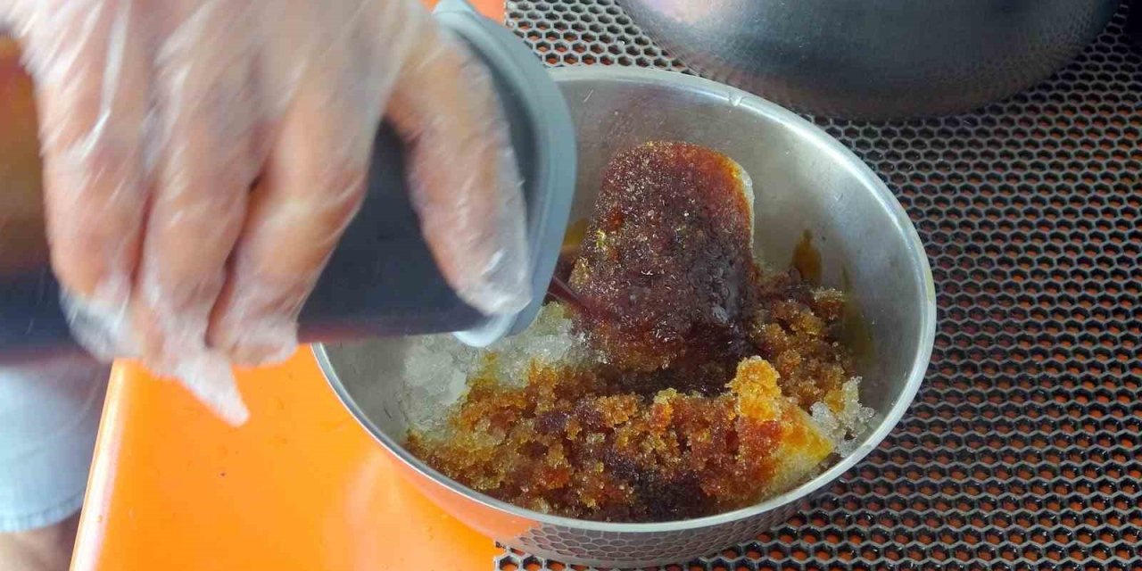 Muğla’da kavurucu sıcaklarda kar helvası ile serinliyorlar