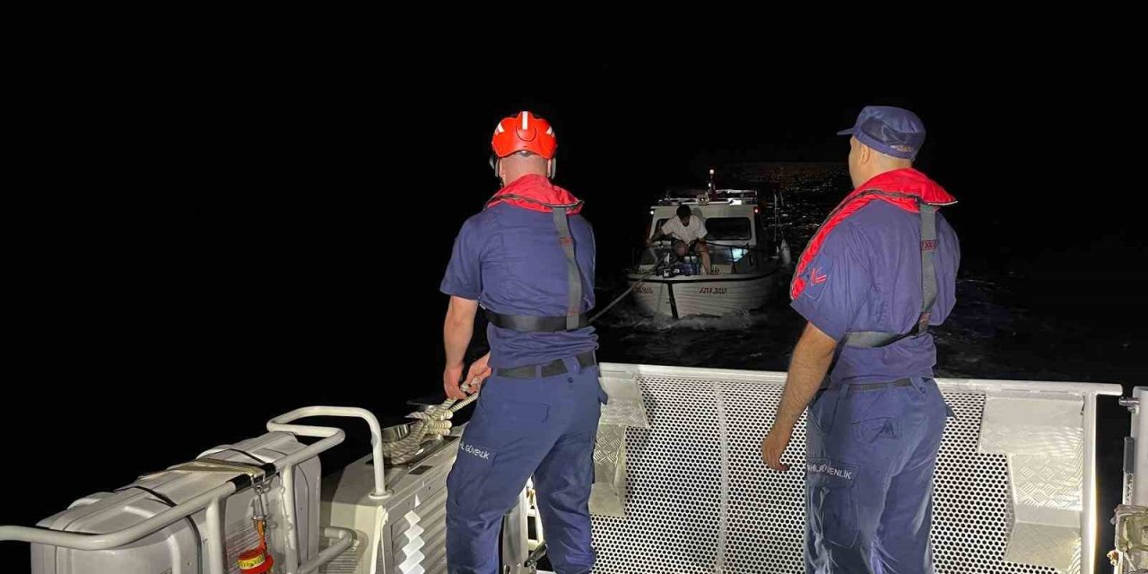 Çeşme’de sürüklenen teknedeki 3 kişi Sahil Güvenlik ekiplerince kurtarıldı