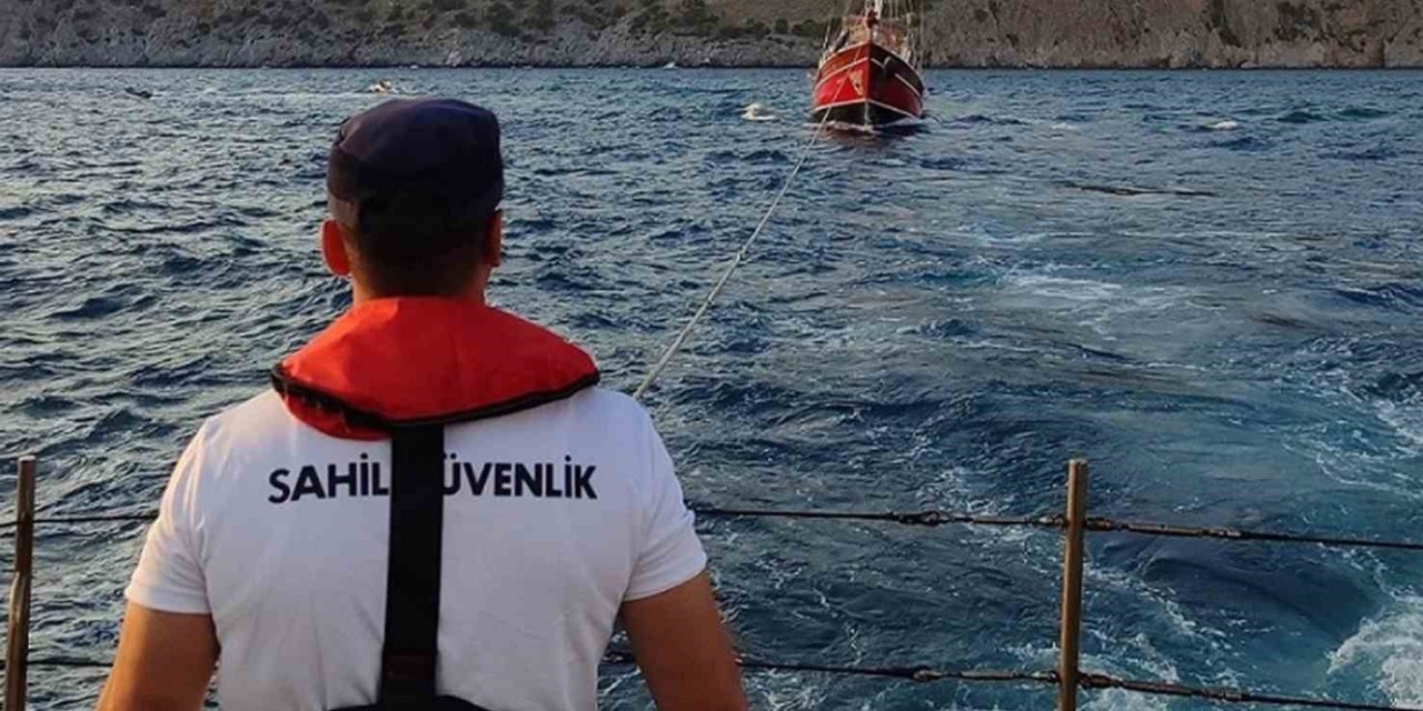 Arızalanan yat, Sahil Güvenlik ekipleri tarafından kurtarıldı