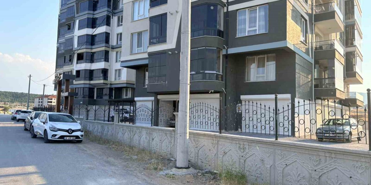 Alzaymır hastası kadın 5. kattan düşerek hayatını kaybetti