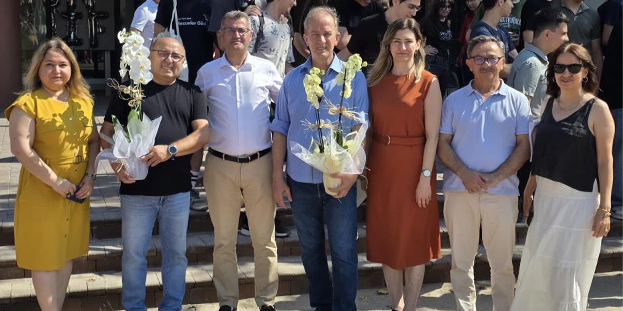 34 yıllık matematik öğretmeni alkışlarla emekli oldu