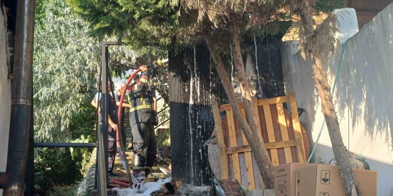 Evin hurdalık bölümünde çıkan yangın ekipleri harekete geçirdi