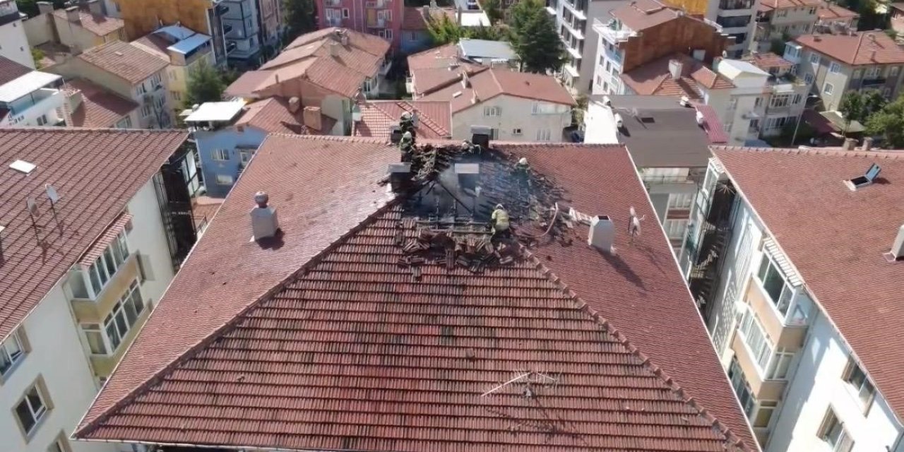 Kütahya’da yıldırım düşen çatıda yangın çıktı