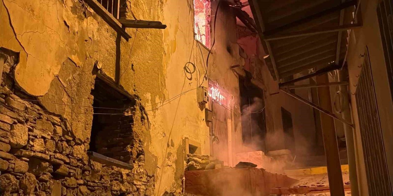 Kuşadası’nda gece yarısı korkutan yangın: Yanlış parklar itfaiyeyi geciktirdi