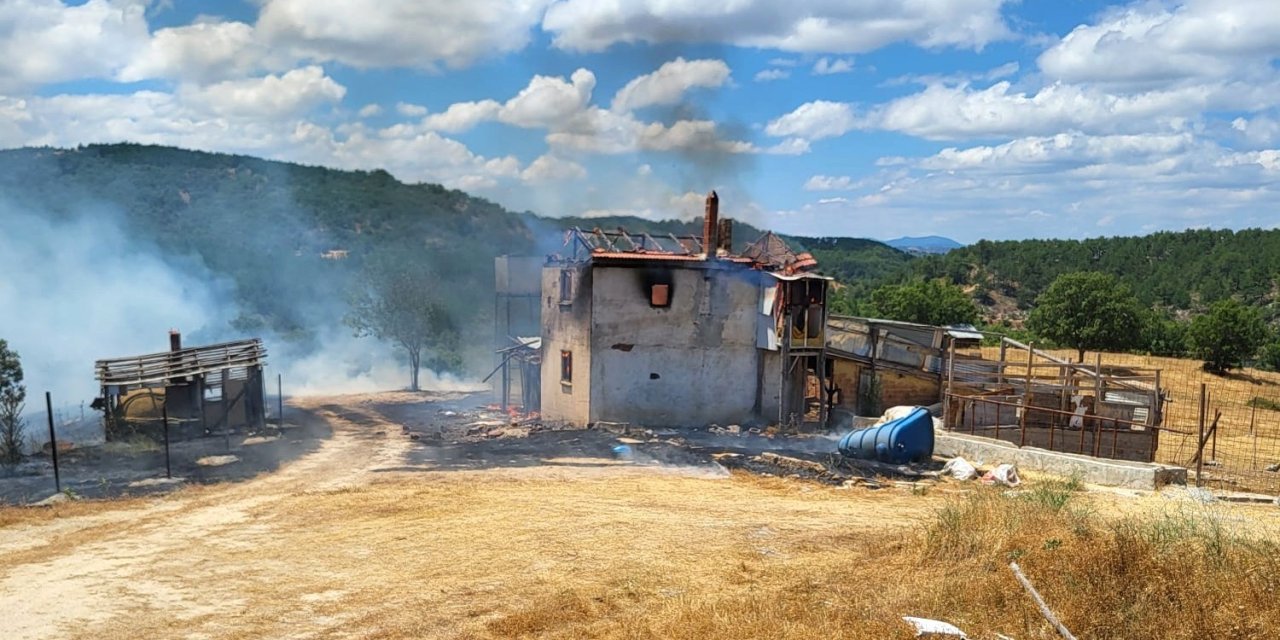 Kütahya’da ev yangını ormana sıçradı, 3 hektar alan zarar gördü
