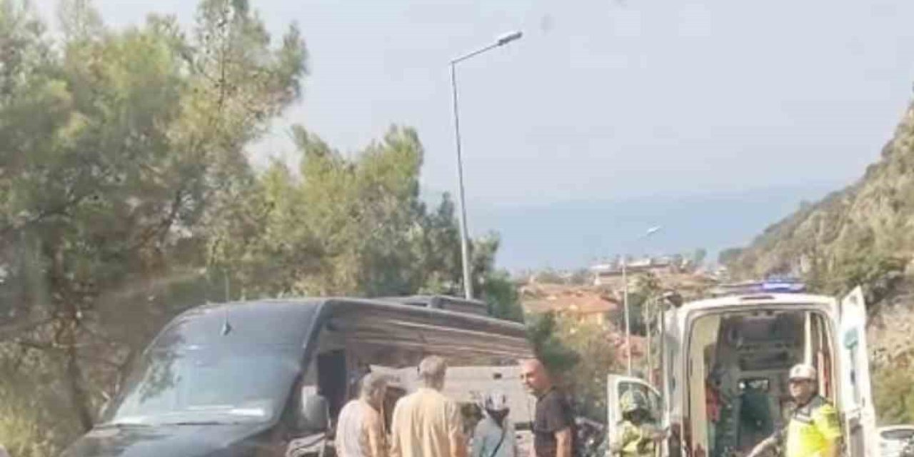 Ağabeyinin kullandığı araçtan kazada yola savrulan genç hayatını kaybetti