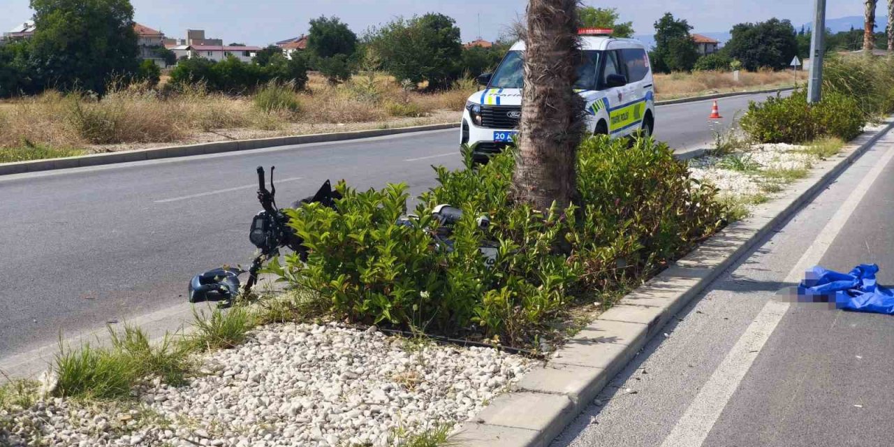 Denizli’de ağaca çarpan motosikletin sürücüsü ağır yaralandı