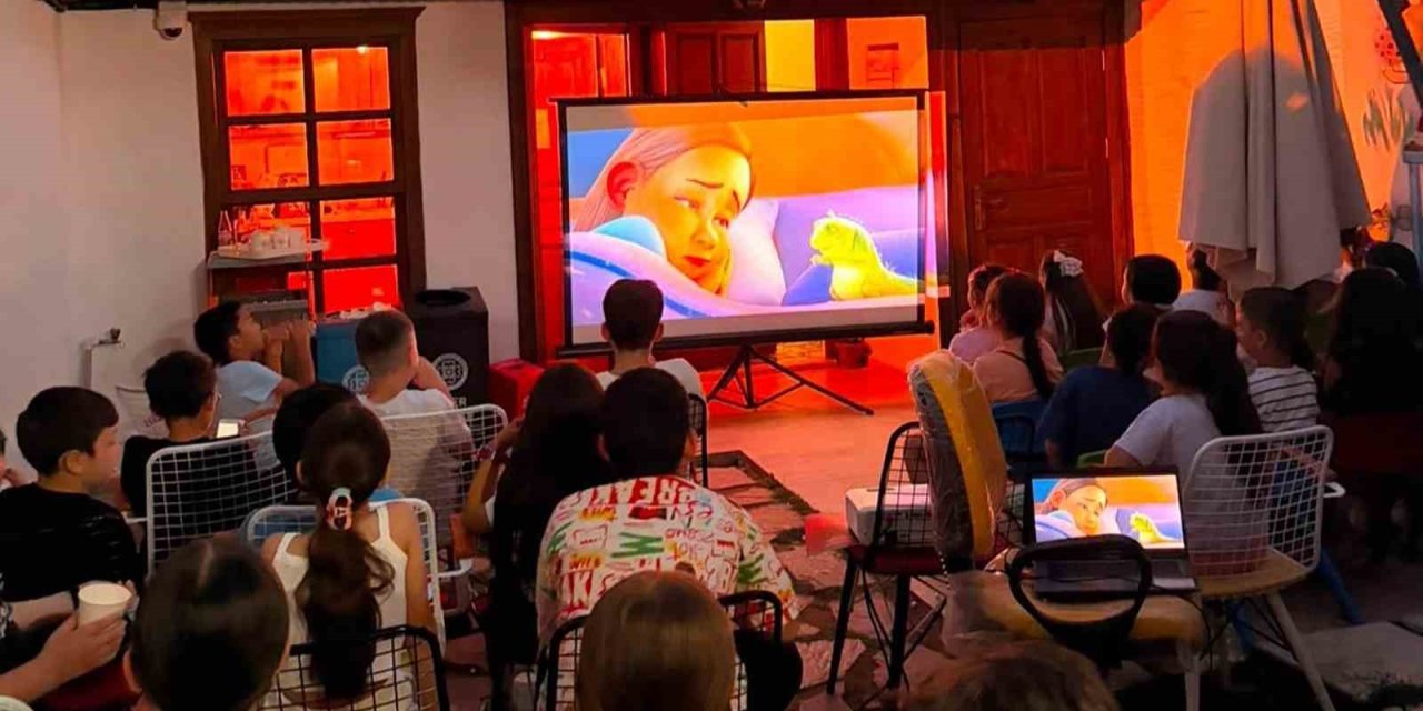 Çocuklar karne sevincini sinema etkinliğiyle kutladı