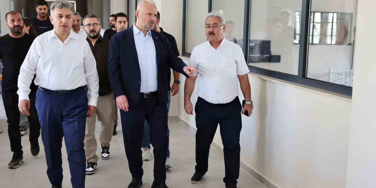 Menemen’de yapımı süren yeni gençlik merkezinde inceleme