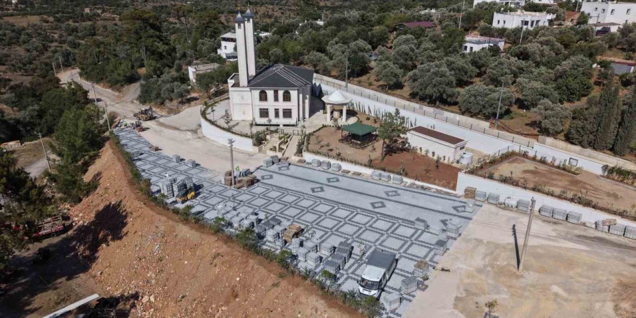 Çamlık Cami Önü Meydanı düzenleniyor