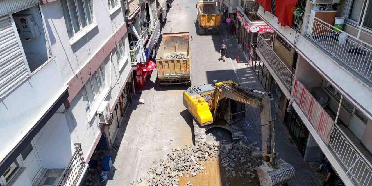 Efeler’de yol yenileme çalışmaları hız kesmiyor