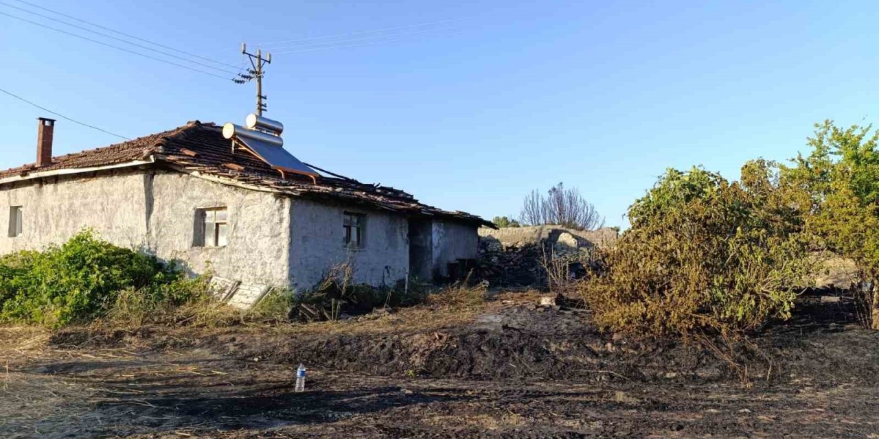 Selendi’de bir ev ve 2 dekarlık arazi alevlere teslim oldu
