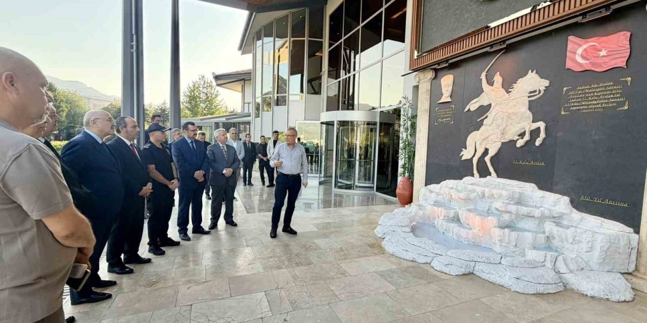 Denizli’de Miryokefalon Zaferinin tarihi mirasını yaşatacak anıt törenle açıldı