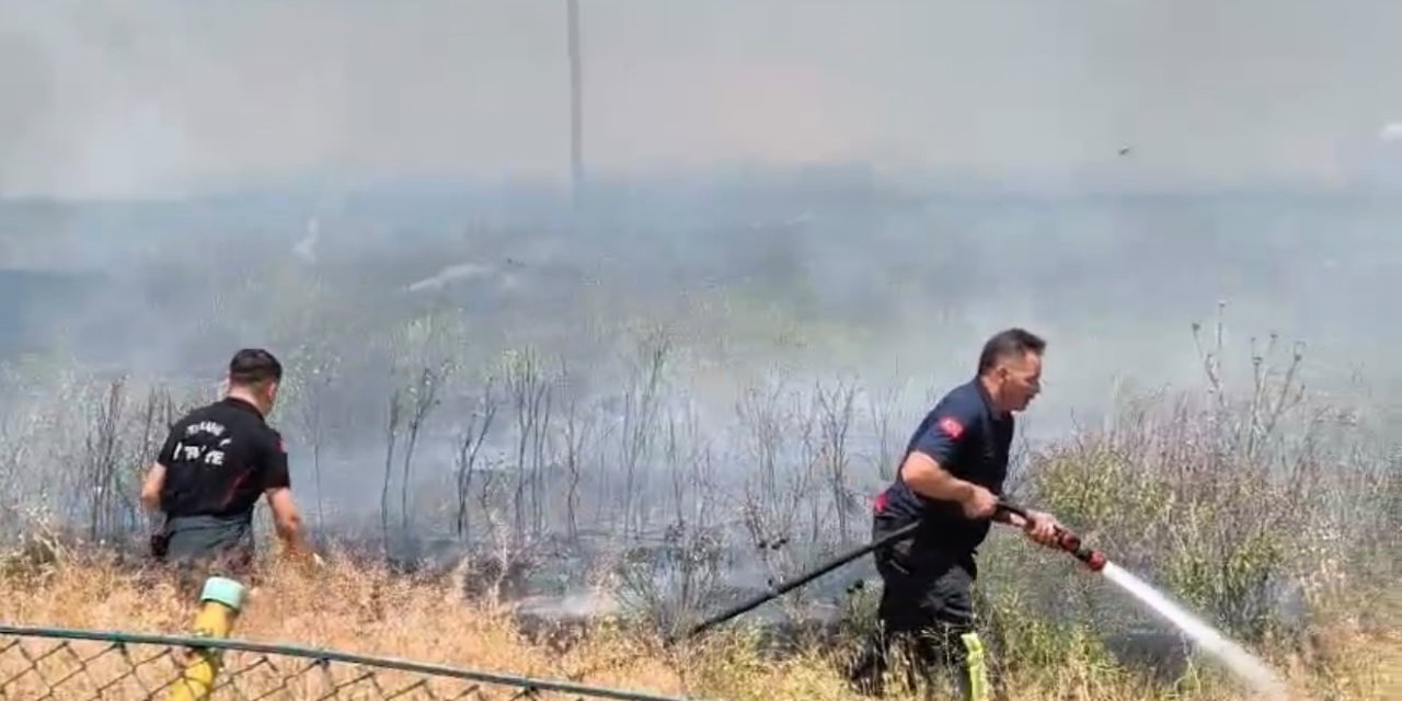 Anız yangınında zamanında müdahale dükkanları korudu