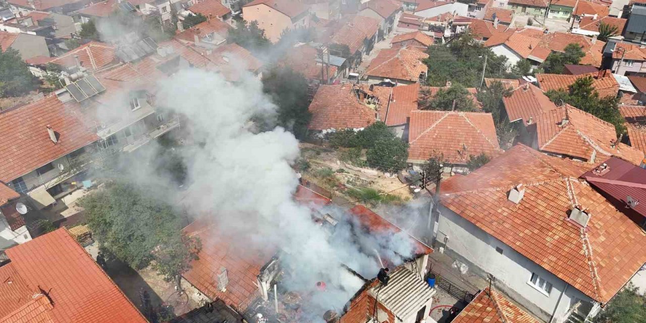 Uşak’ta tek katlı evde çıkan yangın söndürüldü