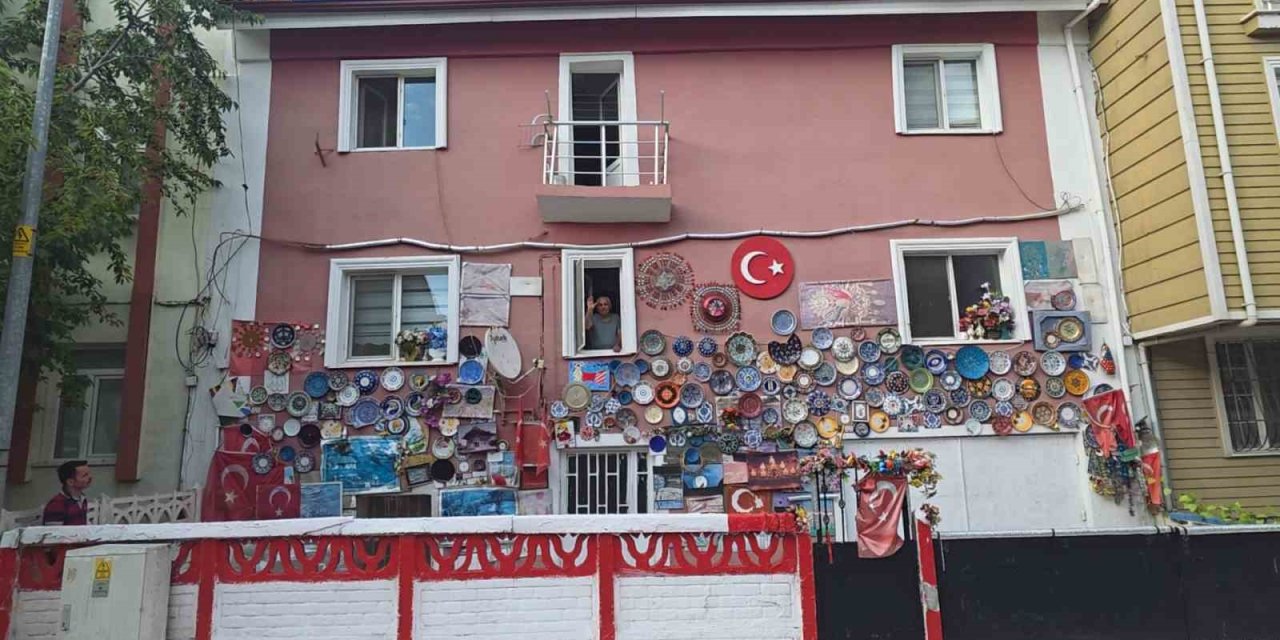 Evinin dış cephesini Kütahya’ya özgü çini tabaklarla kapladı