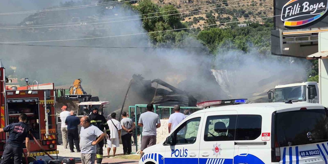 Bodrum’da yapı market alev alev yandı