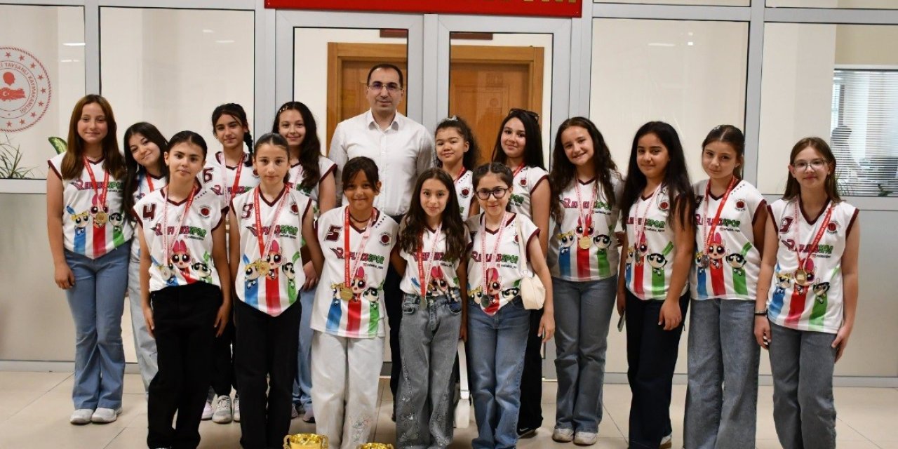 Tavşanlı’da şampiyon voleybol takımı kutlandı