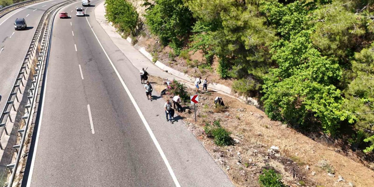 Marmaris Seyir Tepesi’nde çöp mesaisi
