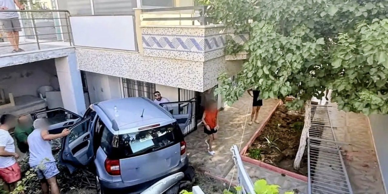 Didim’de araç evin bahçesine uçtu
