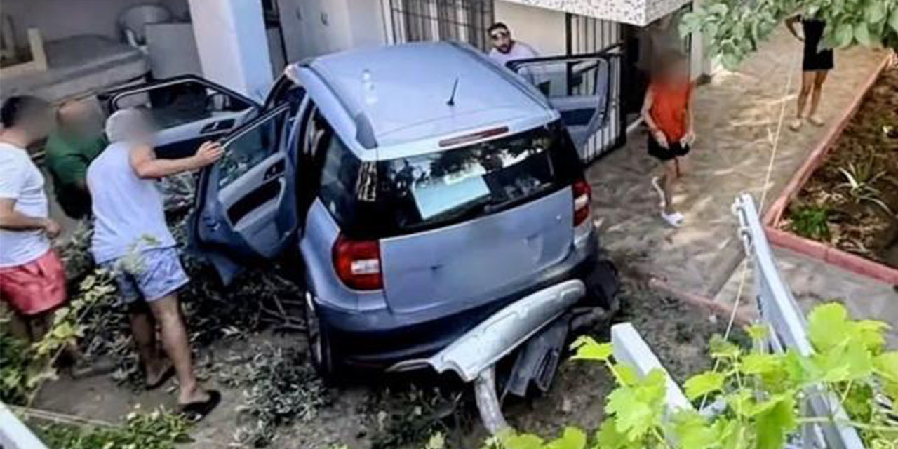 Didim'de kontrolden çıkan otomobil apartman bahçesine uçtu