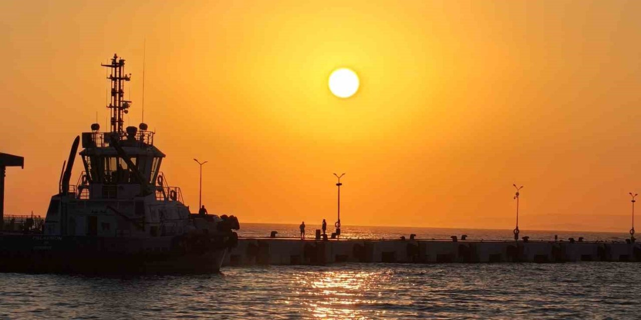 Kuşadası, gün batımında kızıla boyanıyor