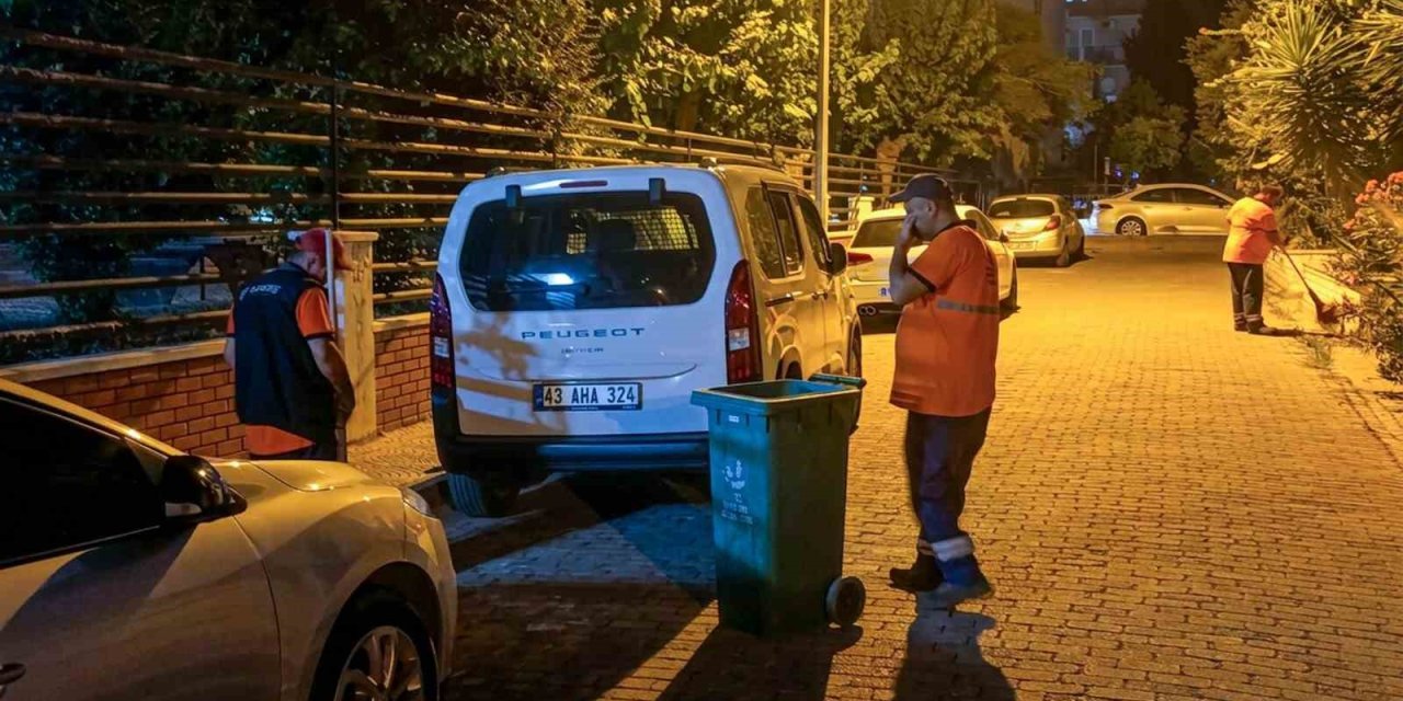 Efeler Belediyesi temizlik ekipleri çalışmalarını sürdürüyor