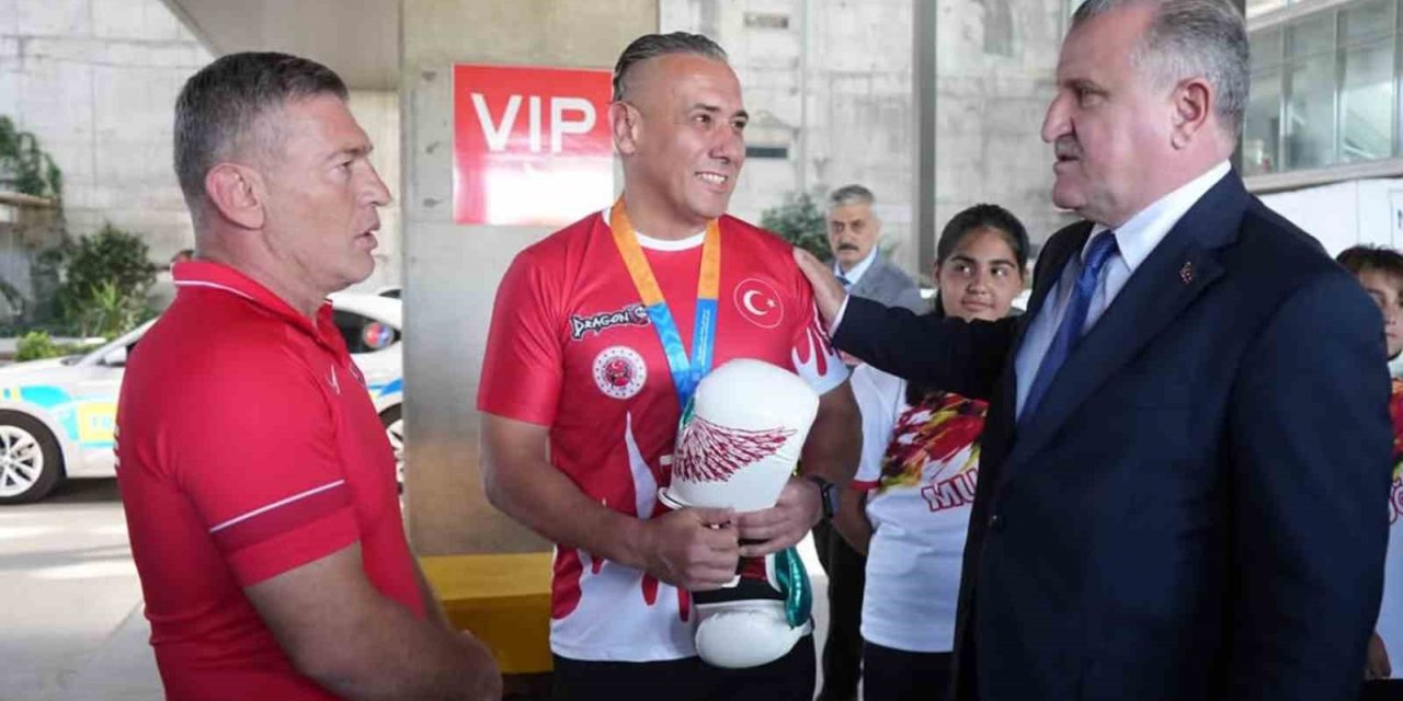 Gençlik ve Spor Bakanı Bak’ı Muğla’da milli sporcular karşıladı