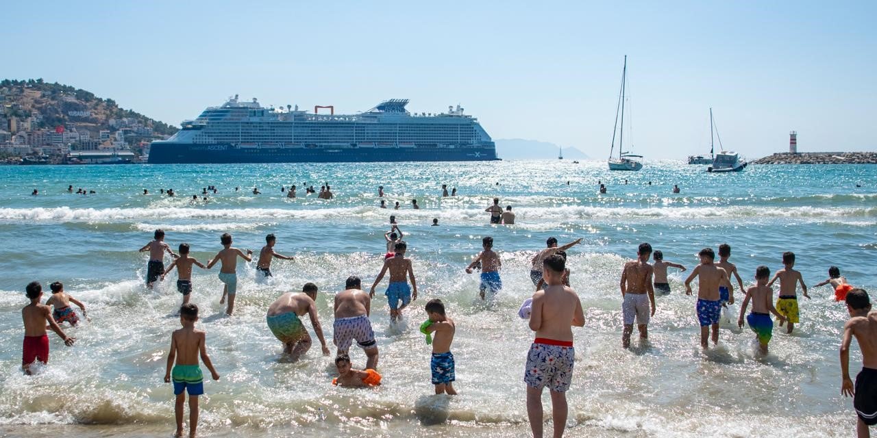 Nusaybinli çocuklar Kuşadası’nda ilk kez denizle buluştu