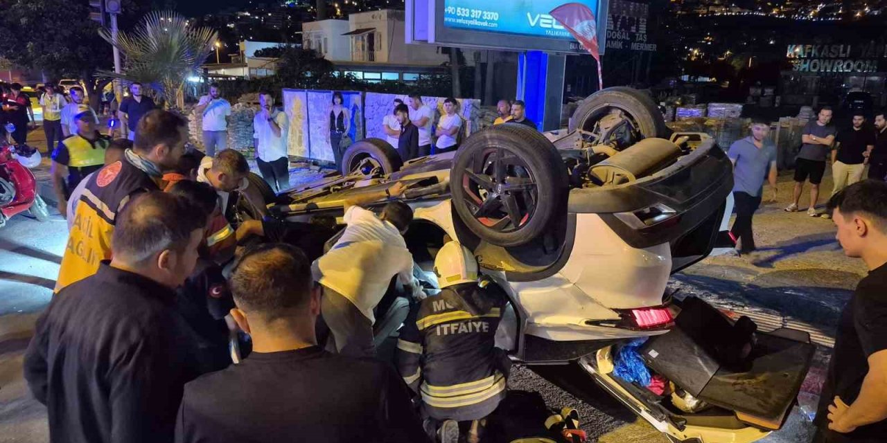 Kavşakta çarpışan otomobil devrildi: 1 yaralı
