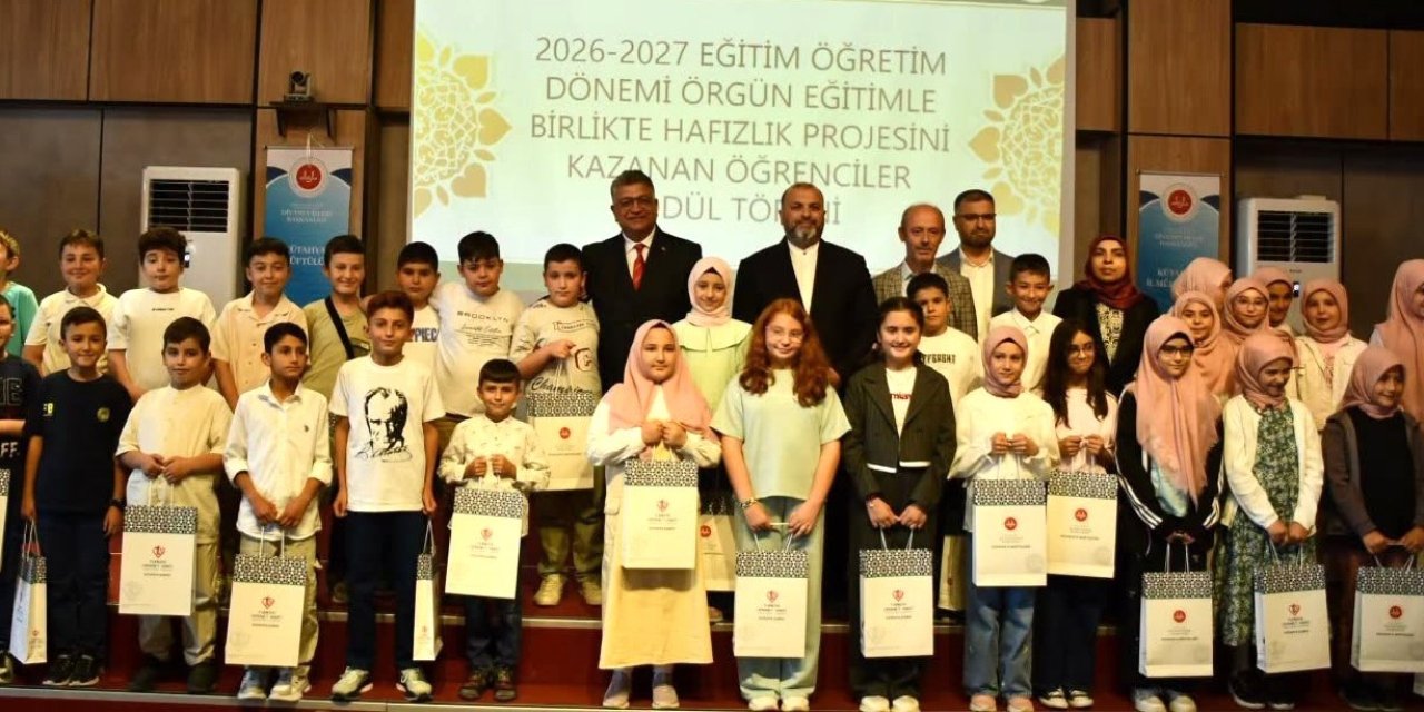 Kütahya’da hafızlık projesini kazanan öğrenciler ödüllendirildi