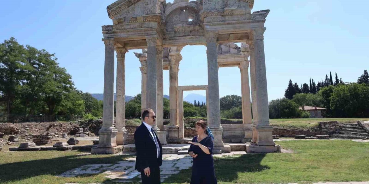 Kaymakam Battal, Afrodisias’taki çalışmaları inceledi