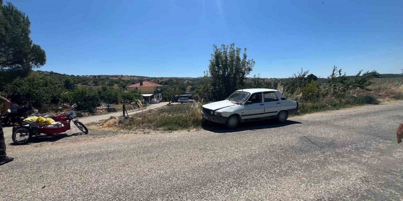 Gördes’te motosiklet otomobile çarptı: 2 yaralı