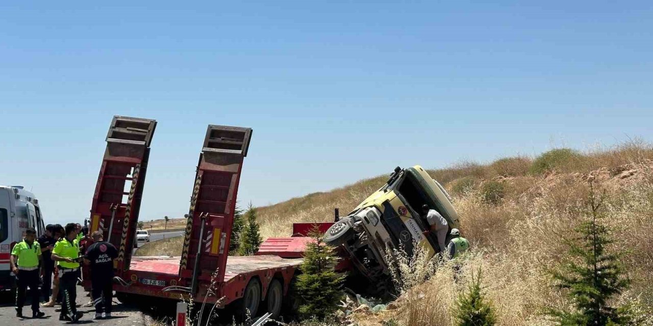 Uşak’ta tır şarampole devrildi: 1’i ağır 3 yaralı