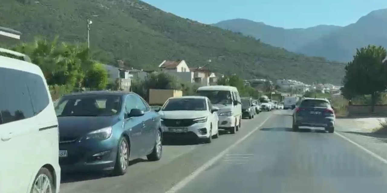 Kuşadası’nda milli park dönüşü yoğunluğu oluştu