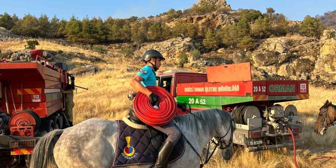 Atlı jandarmalar yangın bölgesine hortum taşıdı