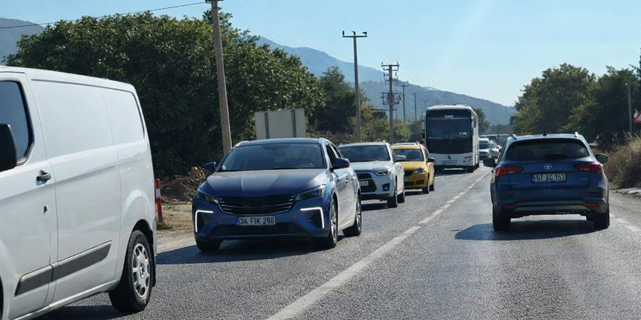Kuşadası’nda milli park dönüşü yoğunluğu oluştu
