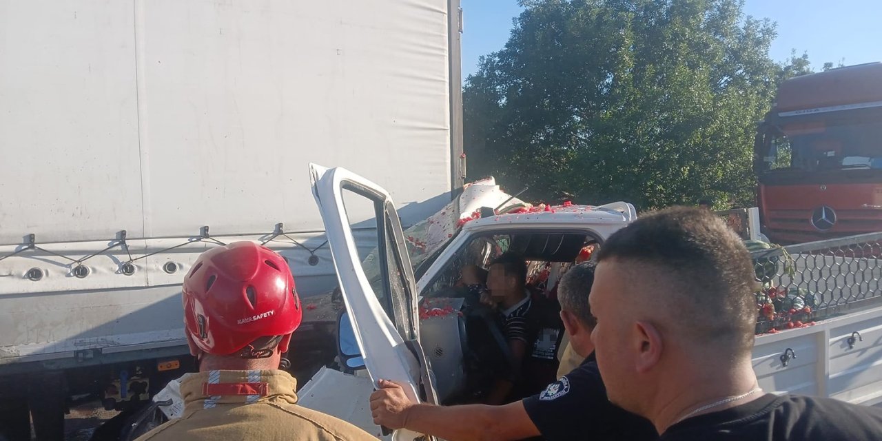 Manisa’da kamyonet tıra çarptı: 1’i ağır 2 yaralı
